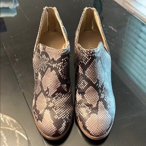 Carlos Santana Gray and Black Ankle Boots with Sleek Silhouette